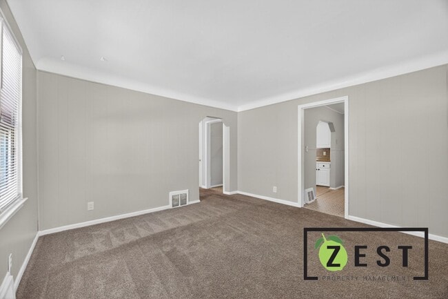Building Photo - 8262 Rosemont Ave