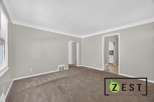 Foto del edificio - 8262 Rosemont Ave