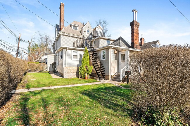 Building Photo - 29 Wiggins St