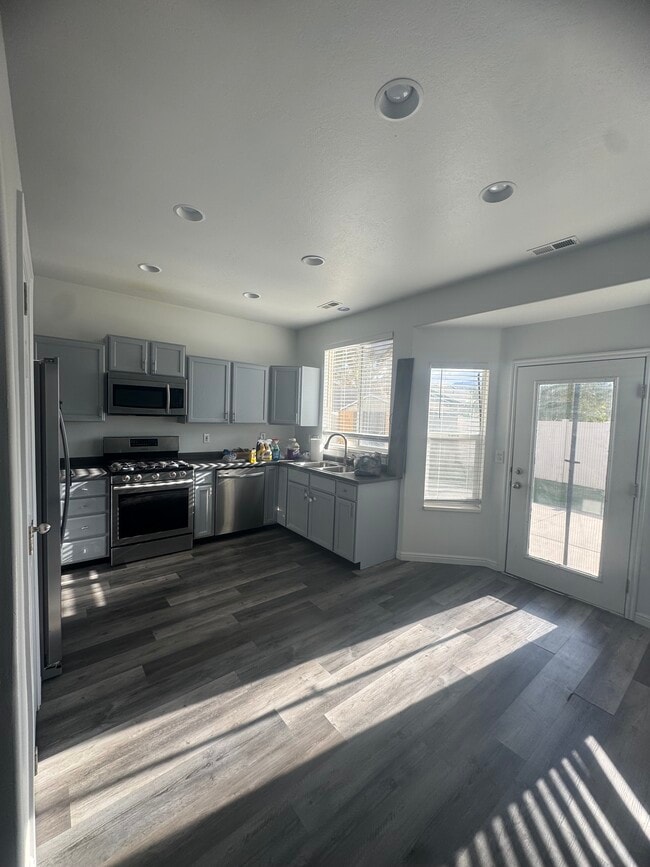Foto del edificio - 214 Foxboro Dr W