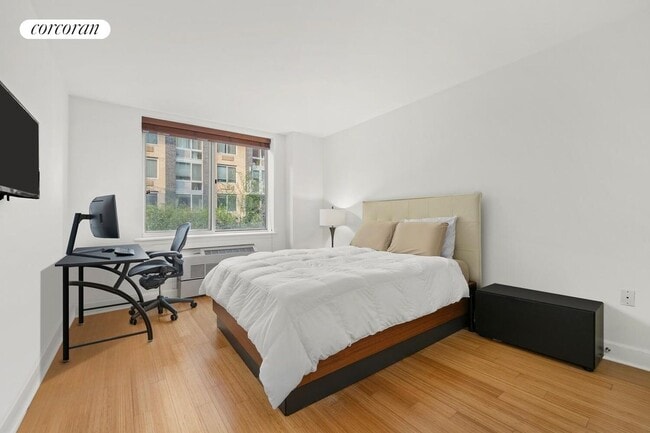 Building Photo - 505 W 47th St