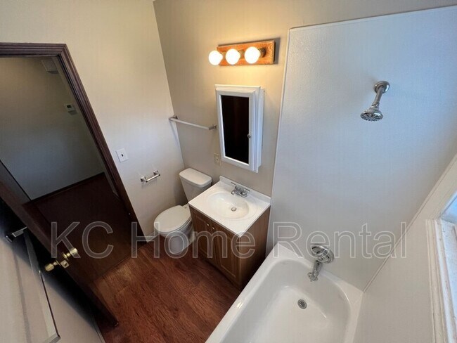 Foto del edificio - 11409 Corrington Ave