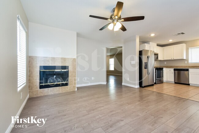 Foto del edificio - 4822 Canary Diamond Ave