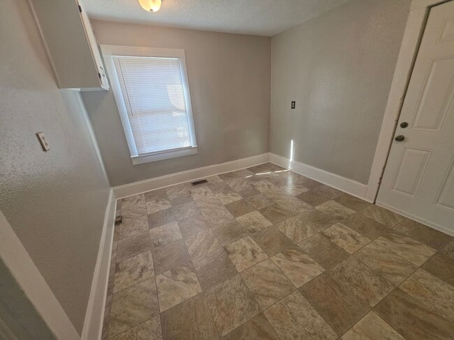 Foto del edificio - 725 Junia Ave