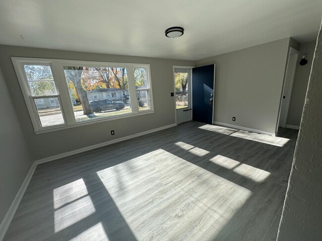 Building Photo - Cozy 2-bed with yard on quiet street