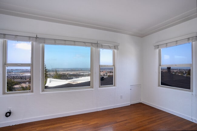 Building Photo - 1631 Linwood St