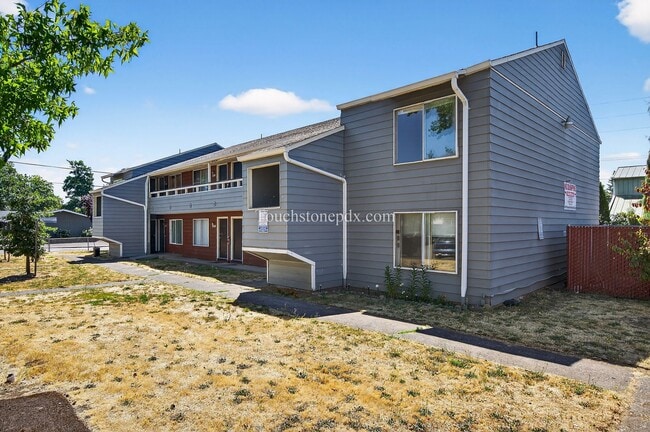 Building Photo - Inviting East Portland Apartment with Bright Living and Everyday Comfort