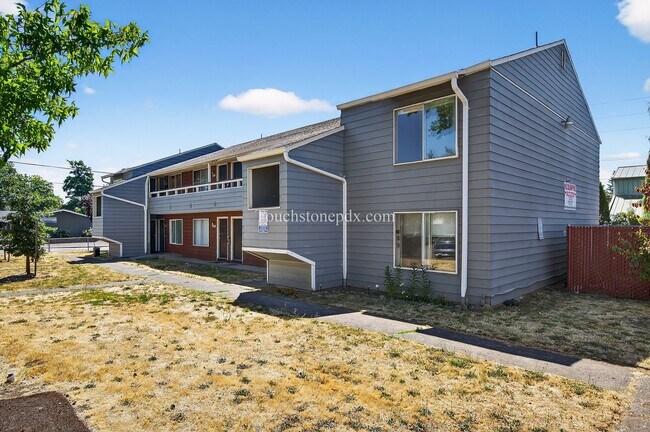 Building Photo - Updated 3 BR Apartment with Patio in Portland