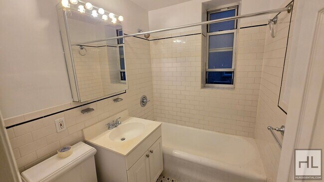 Foto del edificio - Spacious 3-Bed, 2-Bath with Classic Prewar Charm in Greenwich Village