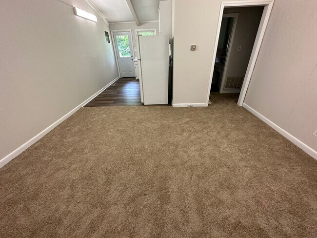 Building Photo - 2b/1b Duplex