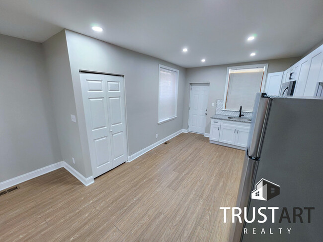 Building Photo - 3 bedroom House with fenced backyard