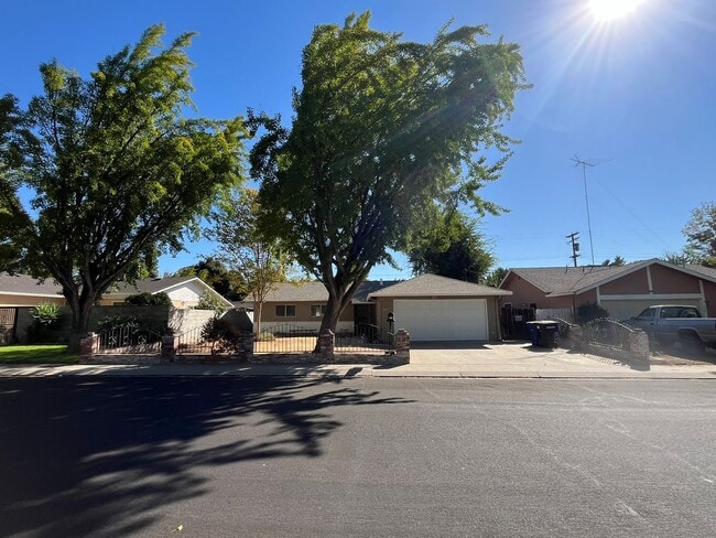 Building Photo - Move in Special see AD