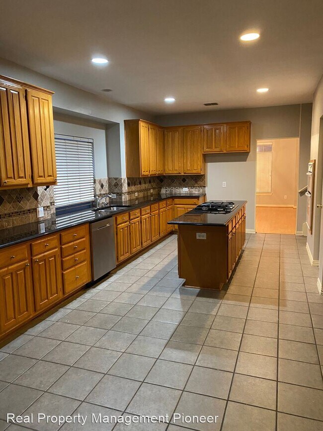 Building Photo - 5 br, 3 bath House - 721 Cresthaven Rd.