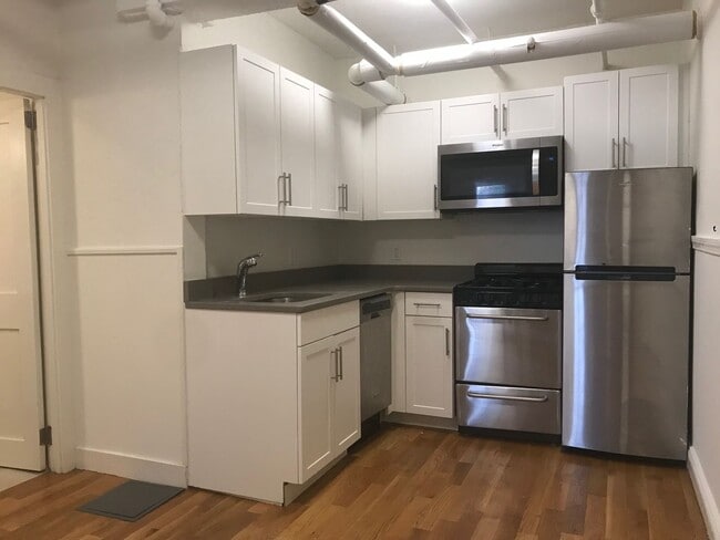 Building Photo - Nicely renovated ground level 2 bed unit.