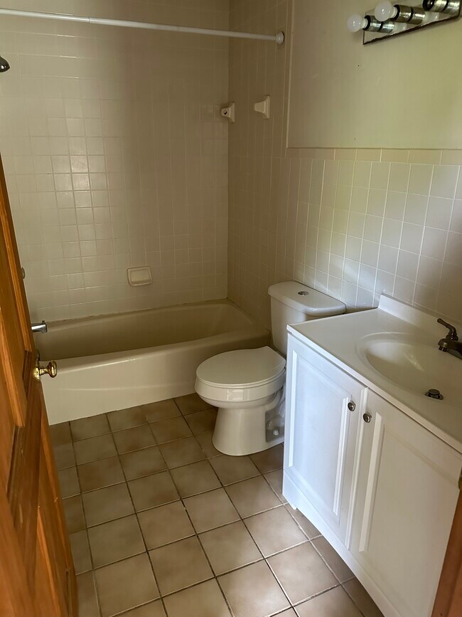 Building Photo - 51 Arkwright Ln
