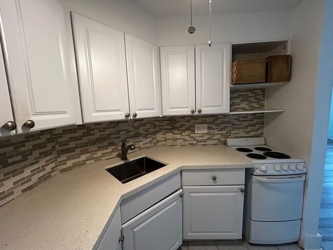 Building Photo - Spacious Studio Beach House Condo!