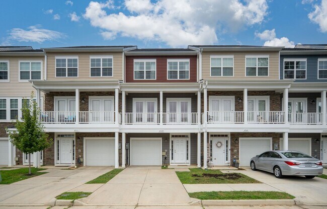 Foto del edificio - Your Next Home: Modern 3-Level Townhome with Garage, Deck & Huge Flex Space