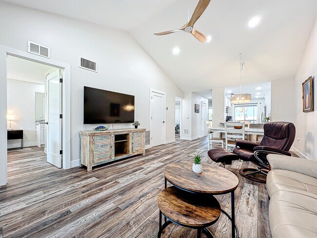 Foto del edificio - 1407 Pine Lake Dr