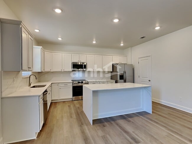 Building Photo - 305 Golucke Way