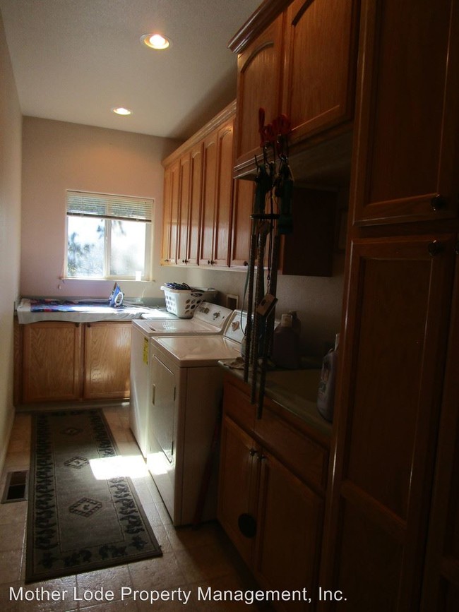 Building Photo - 3 br, 2.5 bath House - 17313 Valley Oak Drive