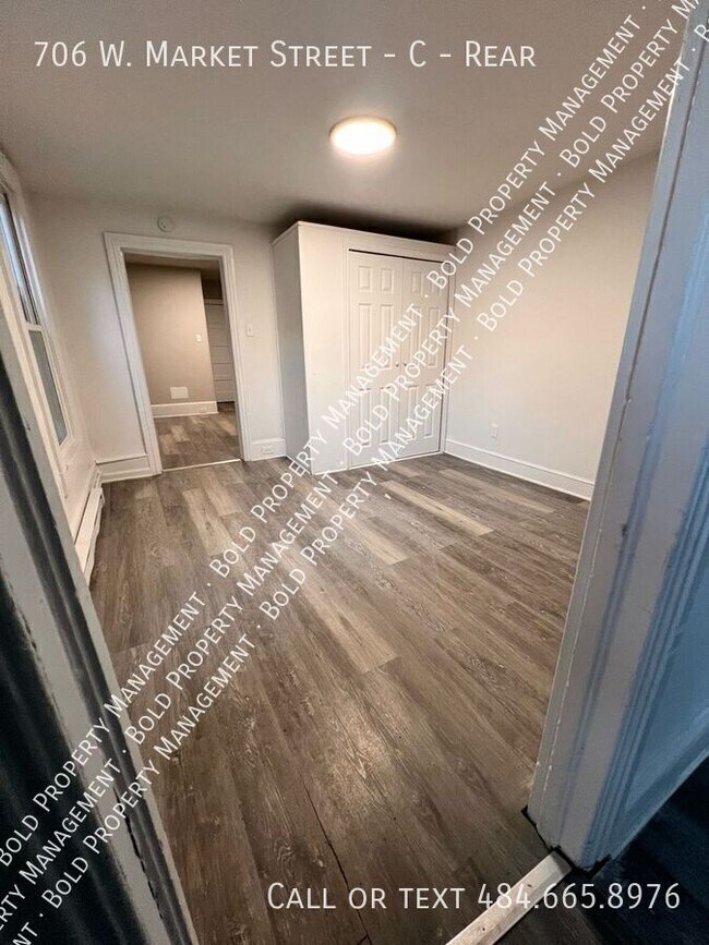 Foto del edificio - 706 W Market St