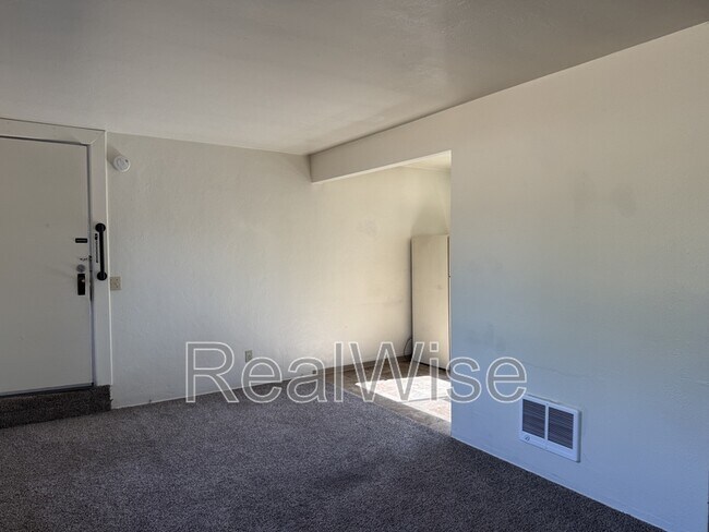 Foto del edificio - 3028 NE Douglas Ave