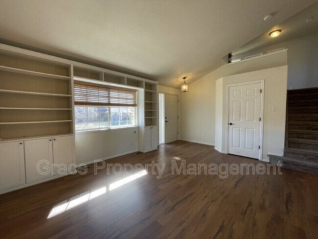 Building Photo - 667 Branding Iron Ln