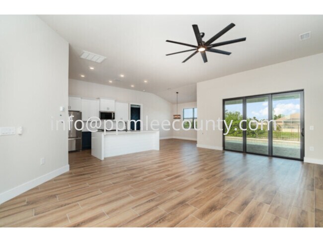 Foto del edificio - Brand new 4 bedroom 2 bath 3 car garage po...