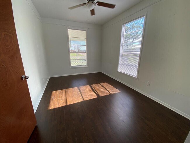 Building Photo - 2305 9th St