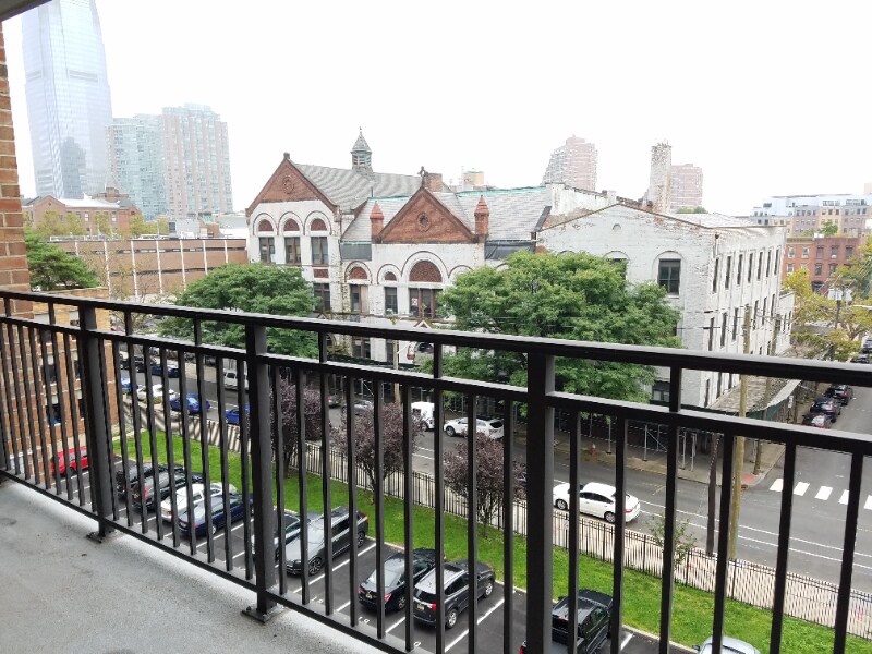 Primary Photo - 135 Montgomery St