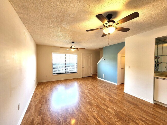 Foto del edificio - 2-story townhome - Private Patio - Pool - ...