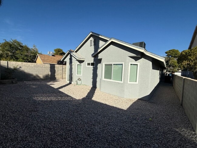 Building Photo - Fully remodeled