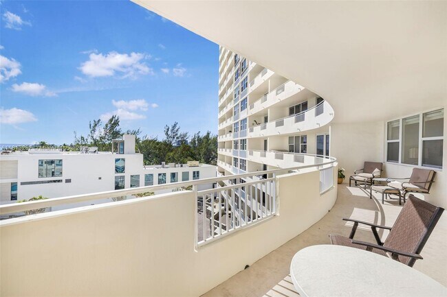 Foto del edificio - 3180 S Ocean Dr