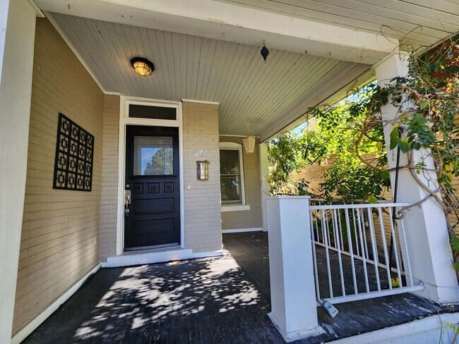 Building Photo - FREE PS5 or Switch 2! Amazing Aves house! Real Hardwood!