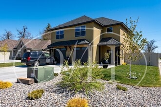 Building Photo - 32 NE Hadley Way