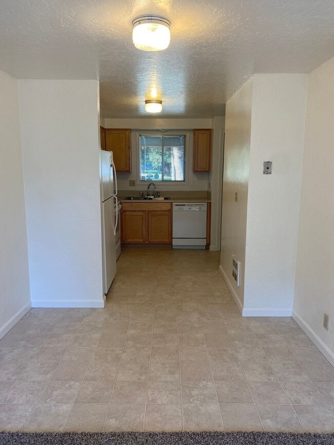 Building Photo - Great 2 bed-1 bath townhome in Cottage Grove!