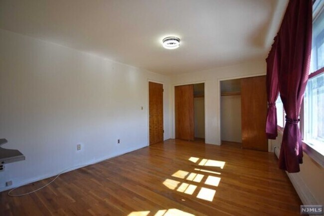Building Photo - 549 Anderson Ave