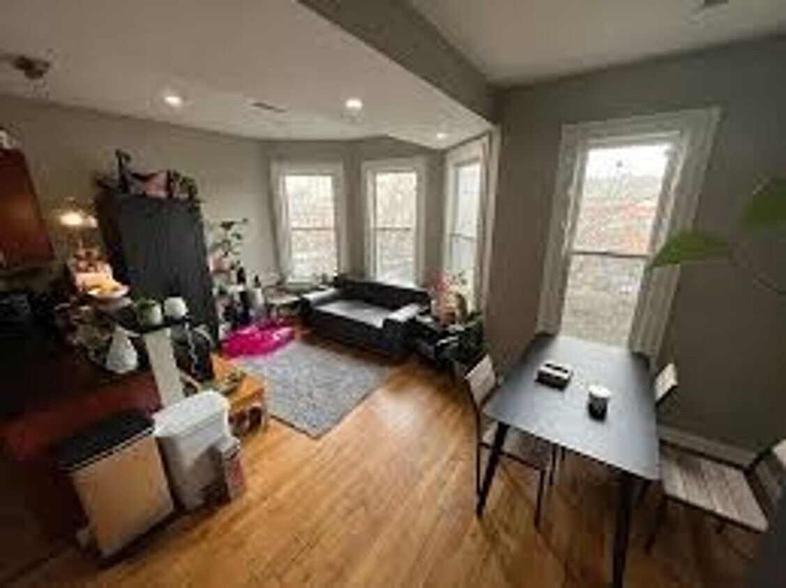 Foto principal - Renovated 5-bedroom duplex just outside Brigham Circle!, In-Unit Laundry, Porch