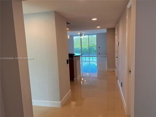 Foto del edificio - 14951 Royal Oaks Ln