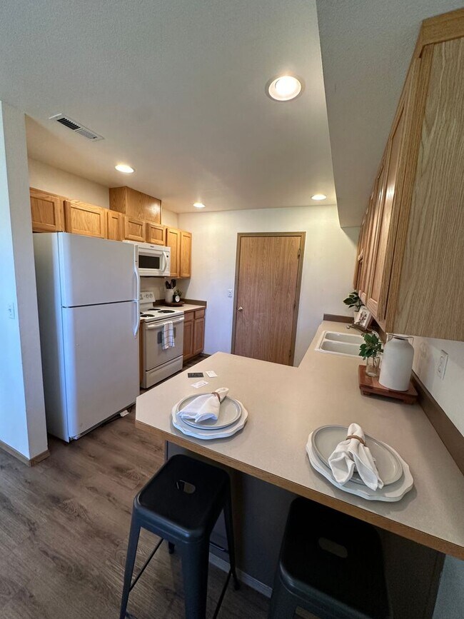 Building Photo - 3 Bedroom 2.5 Bathroom Townhouse In Bonney...