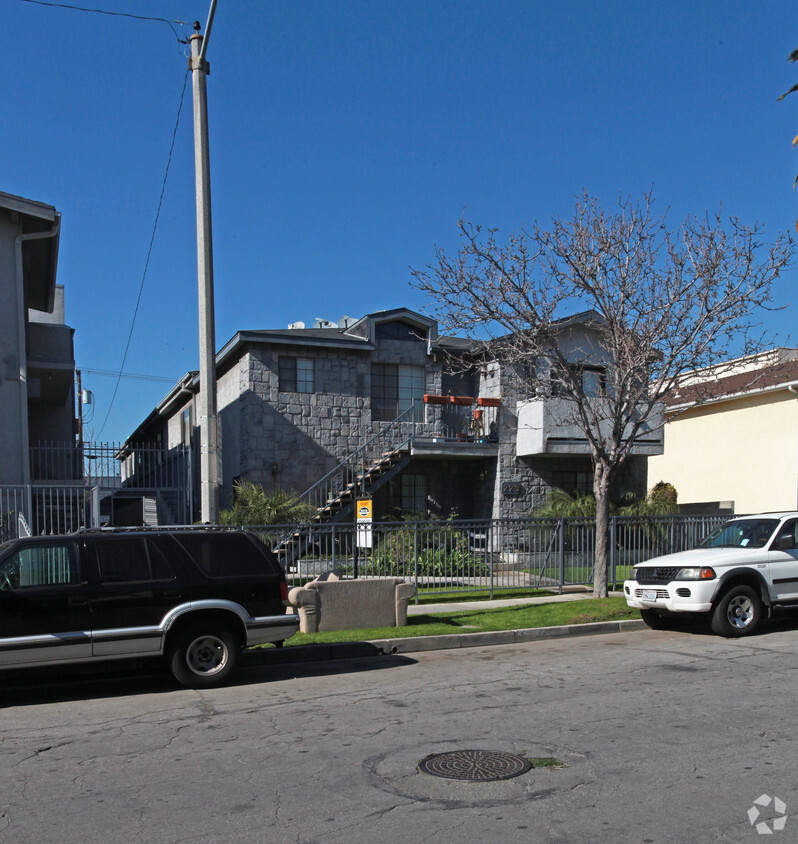 Building Photo - 229 West Tujunga