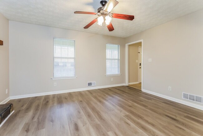 Foto del edificio - 320 Laurel Ln