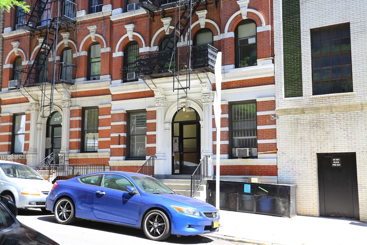 Foto del edificio - 221 E 94th St