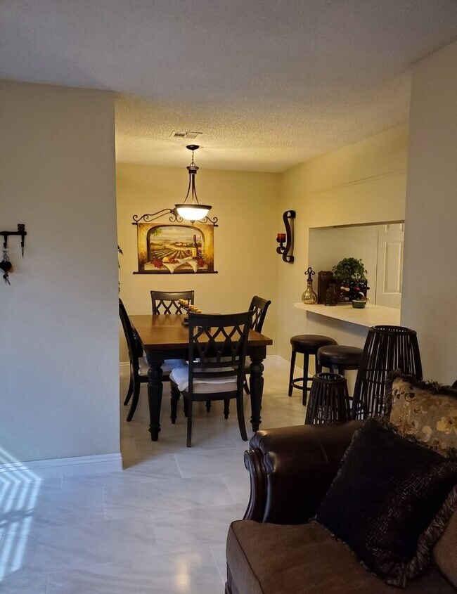 Foto del edificio - Cozy 2 Bedroom Townhome in the Northwest!