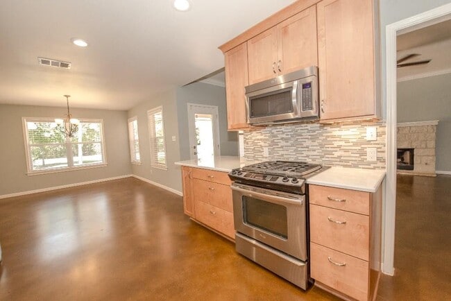 Building Photo - 5640 Oak Blvd