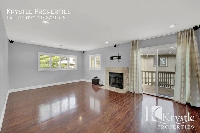 Building Photo - Lovely Townhome blocks from St. Pat's high...