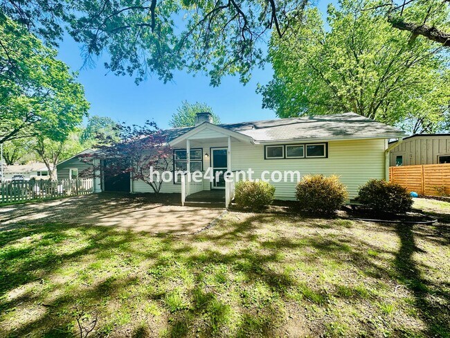 Foto del edificio - Charming Ranch Style, Prairie Village Home w/ a Fenced Yard, Updated Baths, and All Appliances In...