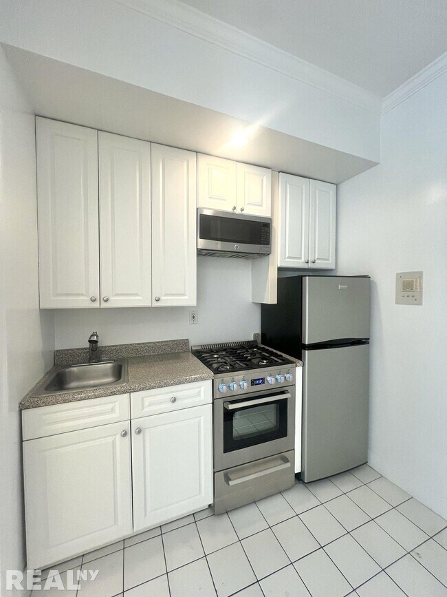 Building Photo - 117 W 13th St