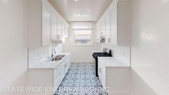 Building Photo - 1016 N Heliotrope Dr