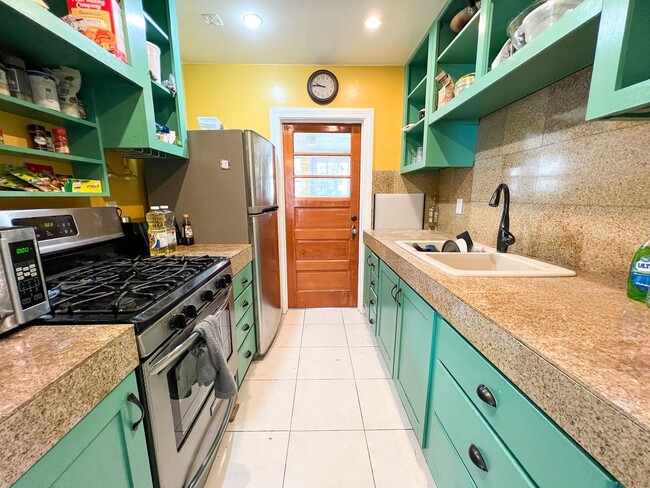 Building Photo - 1824 NW 5th Ave